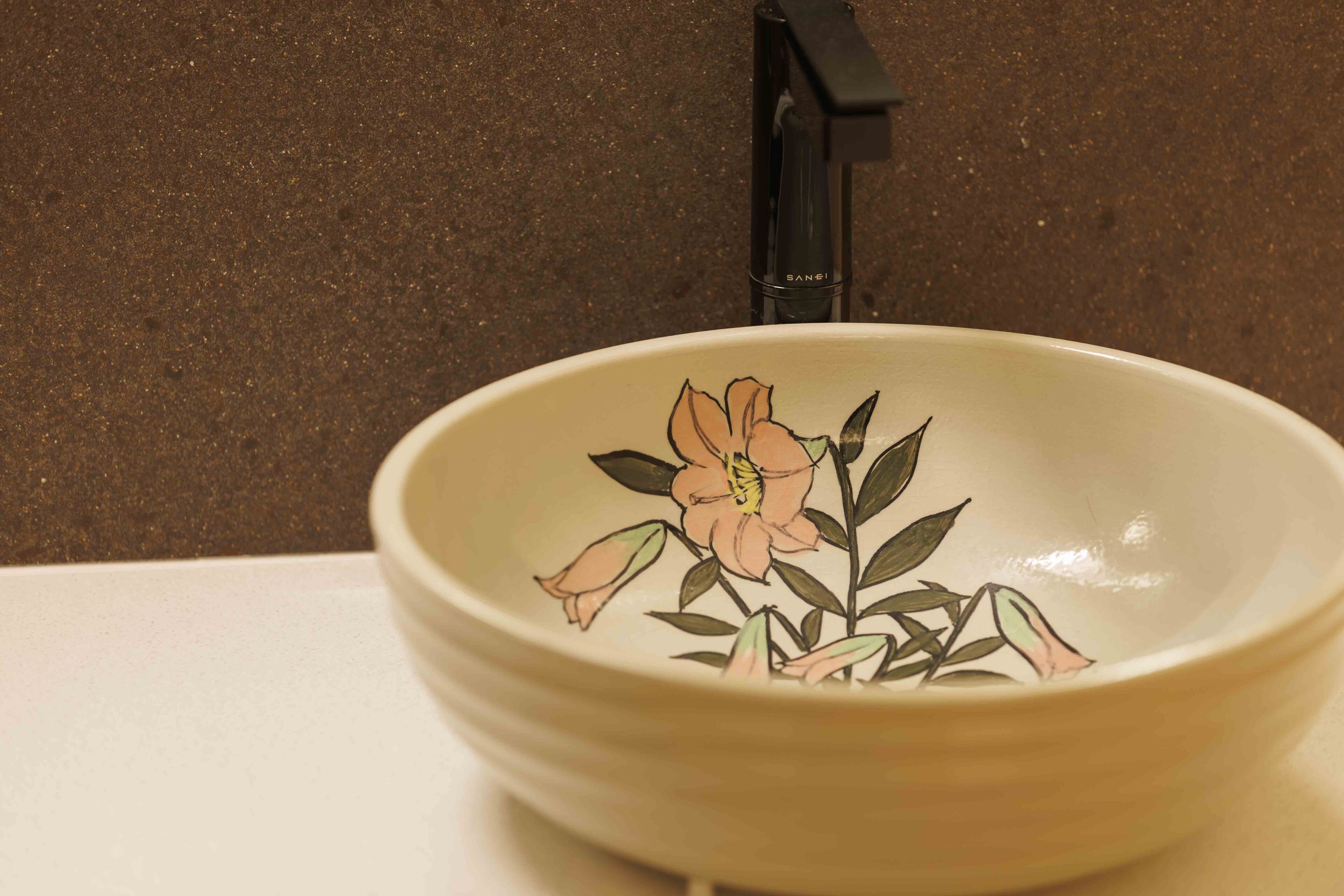 Un tazón con diseño floral sobre una encimera.