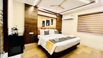 Junior Suite | 1 bedroom, premium bedding, soundproofing, iron/ironing board