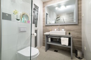 Douche, sèche-cheveux, serviettes fournies, savon