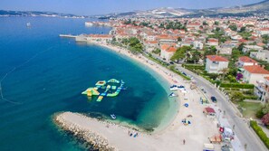 Plage à proximité, chaises longues