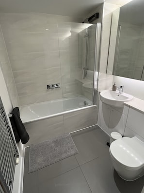Douche, serviettes fournies, savon, shampoing
