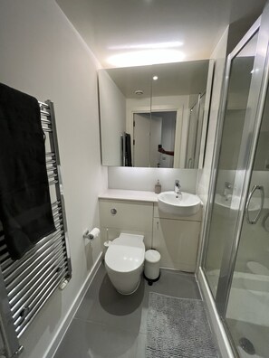 Dusj, håndklær, såpe og sjampo