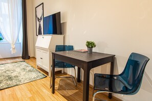 Standard-Apartment | Essbereich im Zimmer