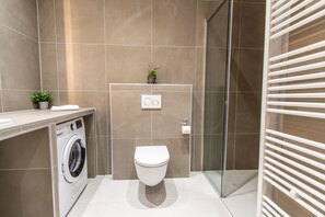 Deluxe-Apartment | Badezimmer | Dusche, Regendusche, Haartrockner, Handtücher