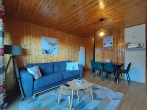 Living area - Renovated 3-Room Apartment, Sleeps 8, Ski-In/Ski-Out, Balcony, WiFi, Near Shops, Great Views! (Bolquère-Pyrénées 2000)