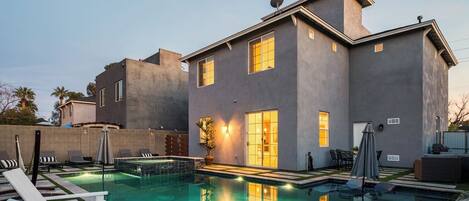 Piscine à débordement