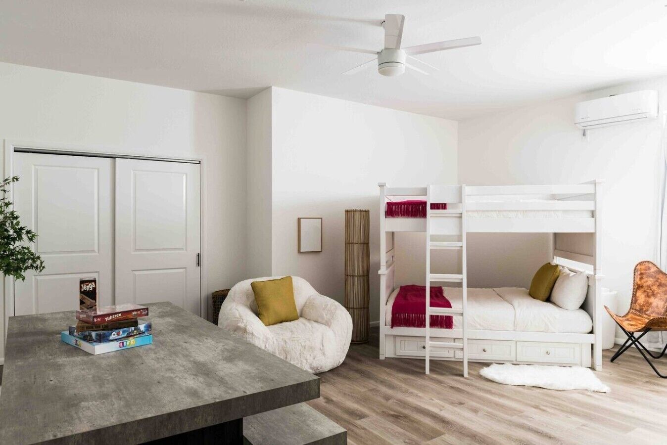 Desk, iron/ironing board, travel cot, WiFi