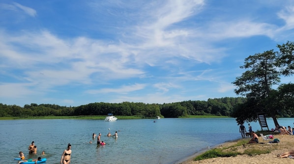Plage à proximité, chaises longues