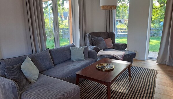 Smart-TV, Bücher, Stereoanlage