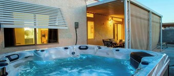 4BR Pool, Spa & Retro Arcade Polished Vegas Stay