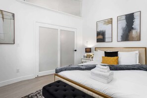 4 bedrooms, travel crib, WiFi, bed sheets - 4BR Pool, Spa & Retro Arcade Polished Vegas Stay (North Las Vegas)