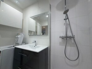Bathroom - Renovated 2BR Apartment, Sleeps 5, City Center, Close to Beach, Parking, WiFi (Les Sables-d'Olonne)