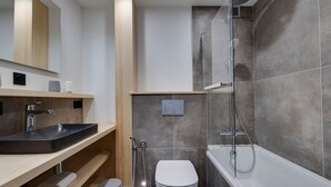 A modern bathroom with a shower, toilet, and sink. - Renovated apartment at the slopes, pets allowed (Val-d'Isère)