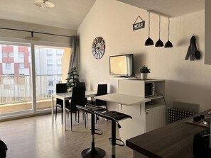 Dining - Mezzanine studio near the sea with balcony (Les Sables-d'Olonne)