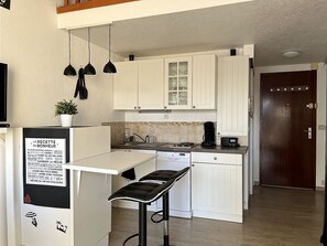 Een koelkast, een microgolfoven, een kookplaat, een vaatwasser