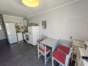 Kylskåp, mikrovågsugn, ugn och spishäll