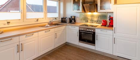 Køleskab, mikrobølgeovn, ovn, kogeplade