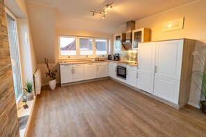 Een koelkast, een magnetron, een oven, een kookplaat