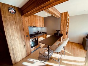 Een koelkast, een oven, een vaatwasser, een koffiezetapparaat/waterkoker