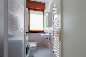Shower, hair dryer, bidet, towels - GuestHost - Tirrenia Cozy Apartment near the Beach (Pisa)