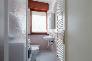 Douche, sèche-cheveux, bidet, serviettes fournies