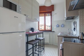 Microondas, horno, parrilla de estufa y lavavajillas 