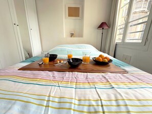 1 sovrum, skrivbord, ljudisolering och strykjärn/strykbräda