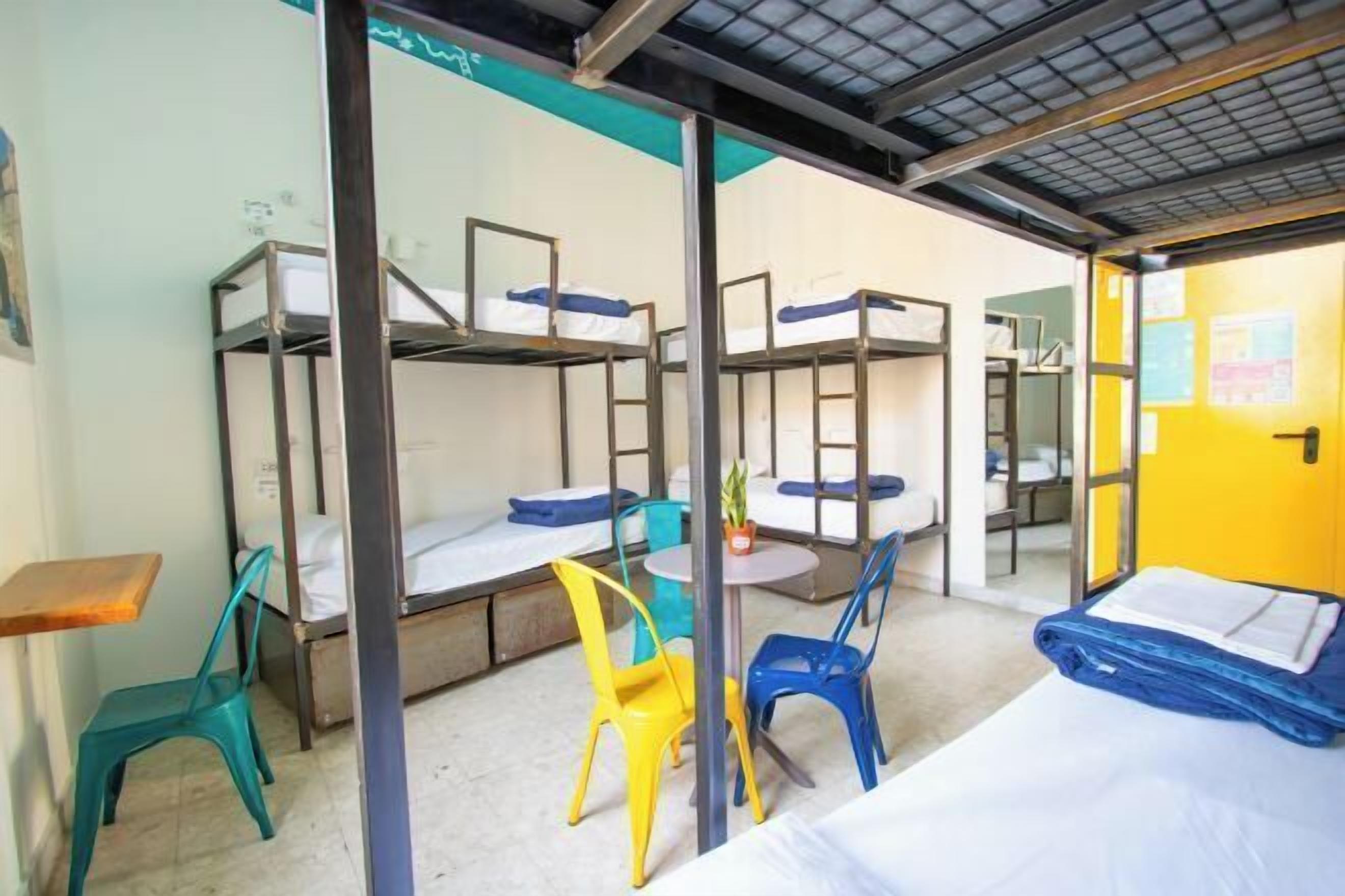 Schreibtisch, laptopgeeigneter Arbeitsplatz, kostenloses WLAN