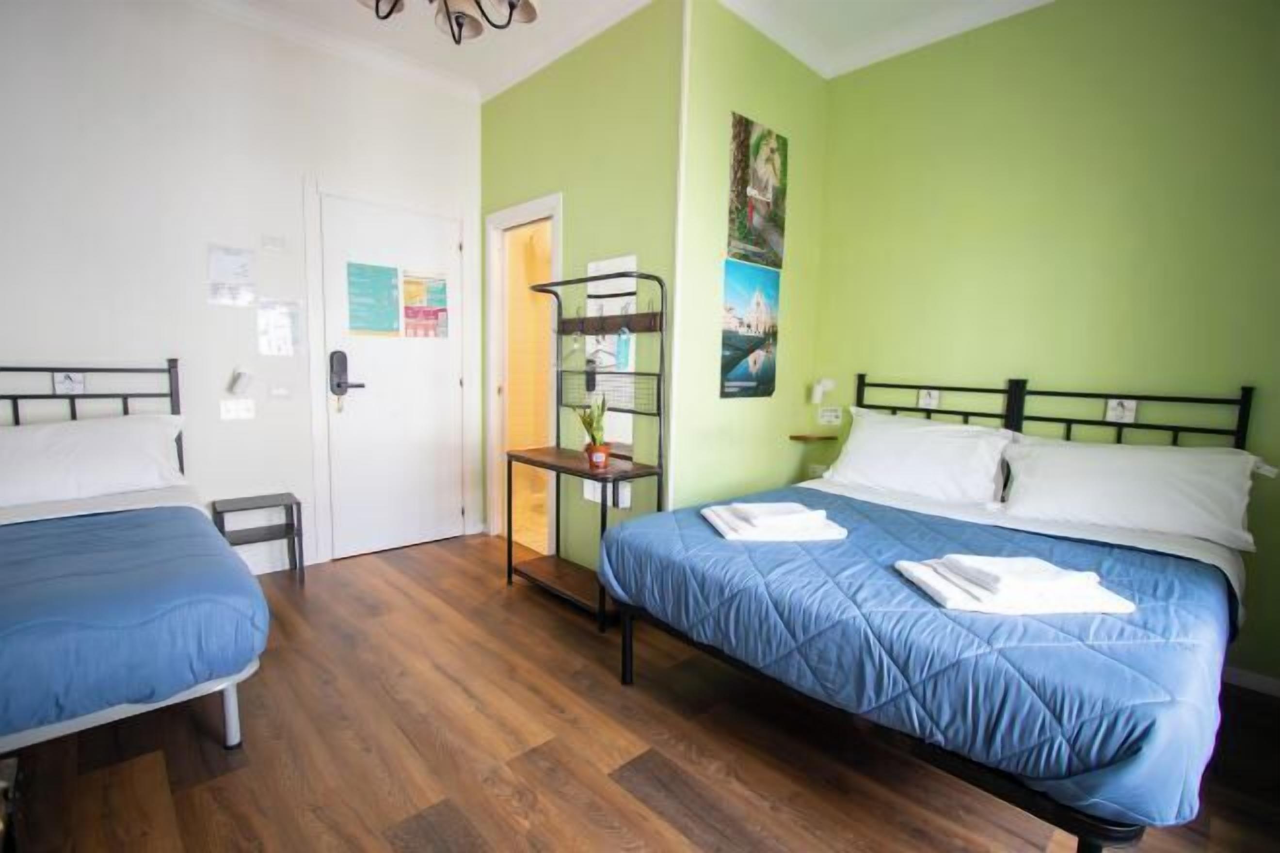 Schreibtisch, laptopgeeigneter Arbeitsplatz, kostenloses WLAN