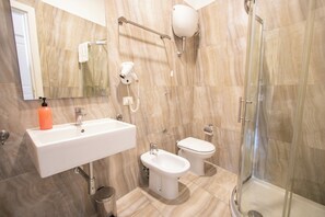 Dusj, hårføner, bidé og såpe