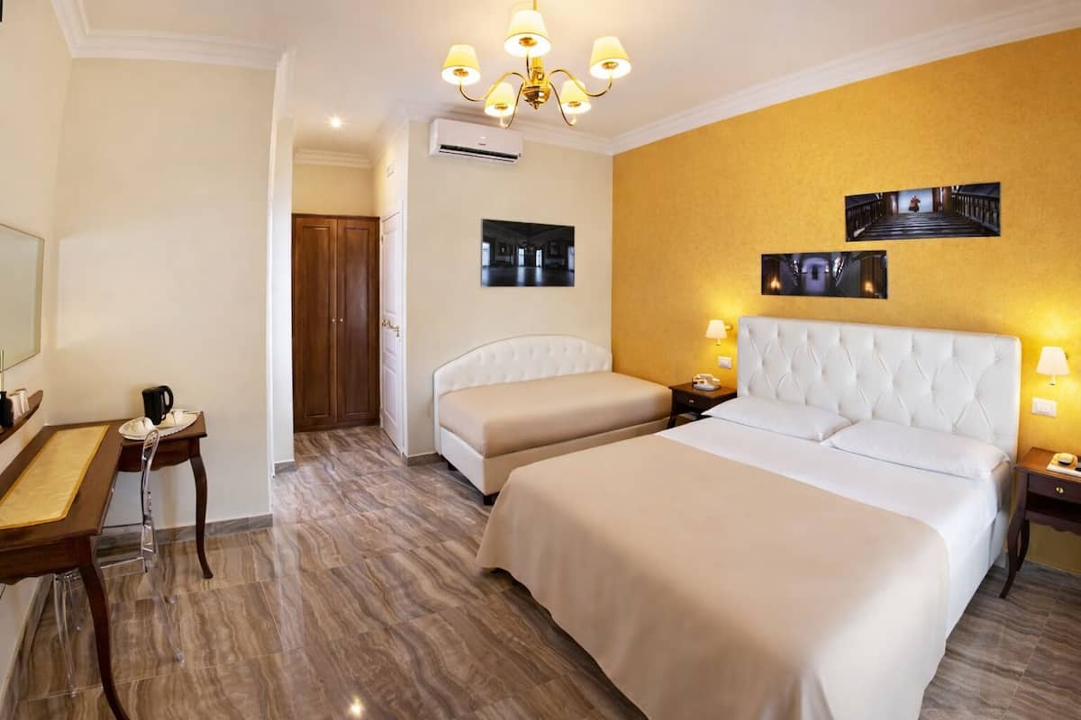 Triple Room | Desk, free WiFi, bed sheets