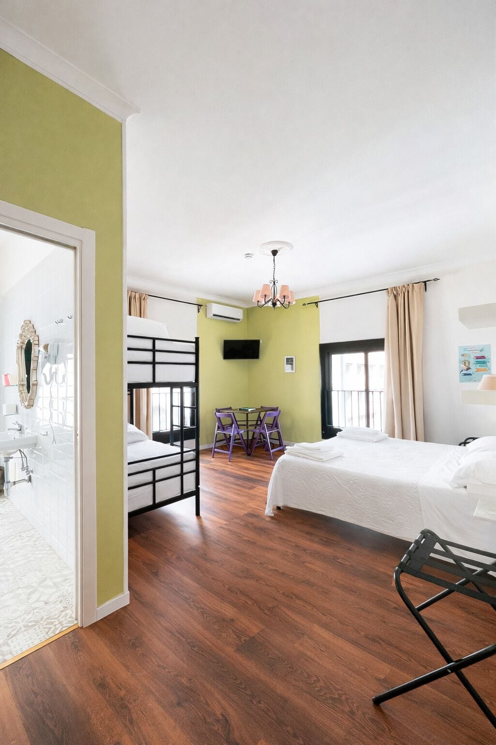 Habitación cuádruple económica | Escritorio, espacio para trabajar con laptop y wifi gratis 