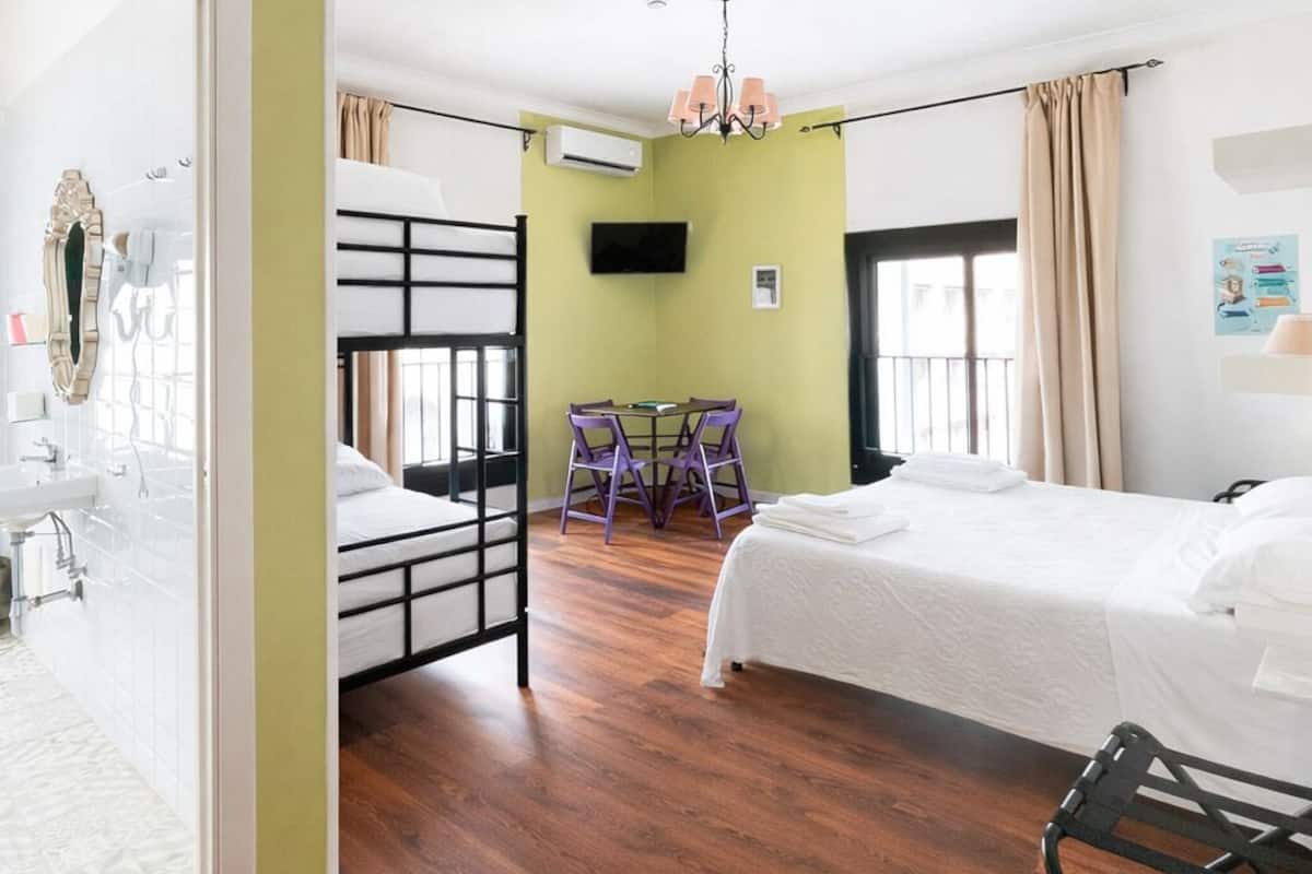 Økonomi-firemannsrom | Skrivebord, skrivebord for bærbar PC, wi-fi (inkludert) og sengetøy