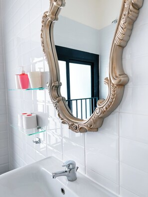 Regadera, secadora de cabello, bidet, jabón 