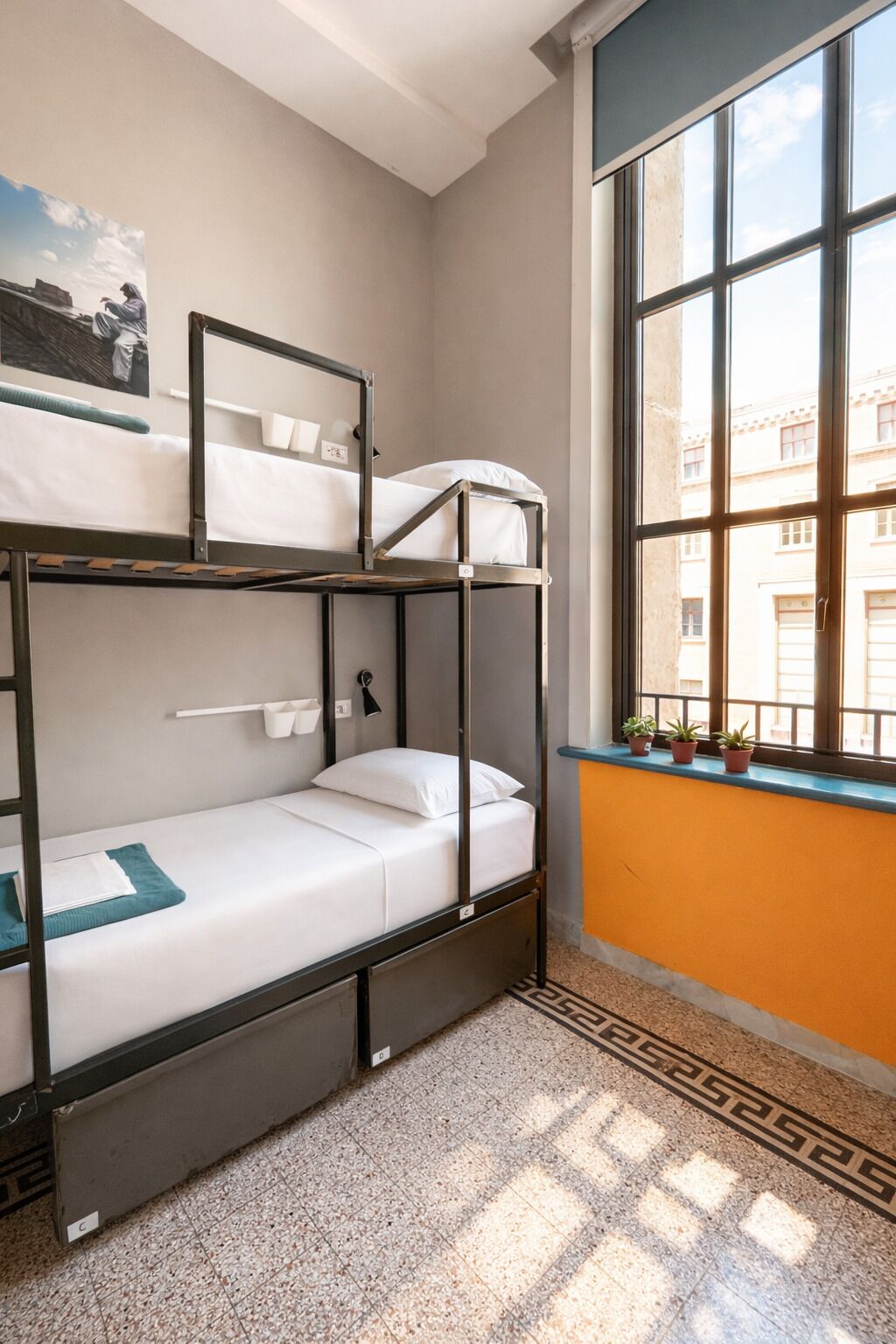 Escritorio, espacio para trabajar con laptop y wifi gratis 