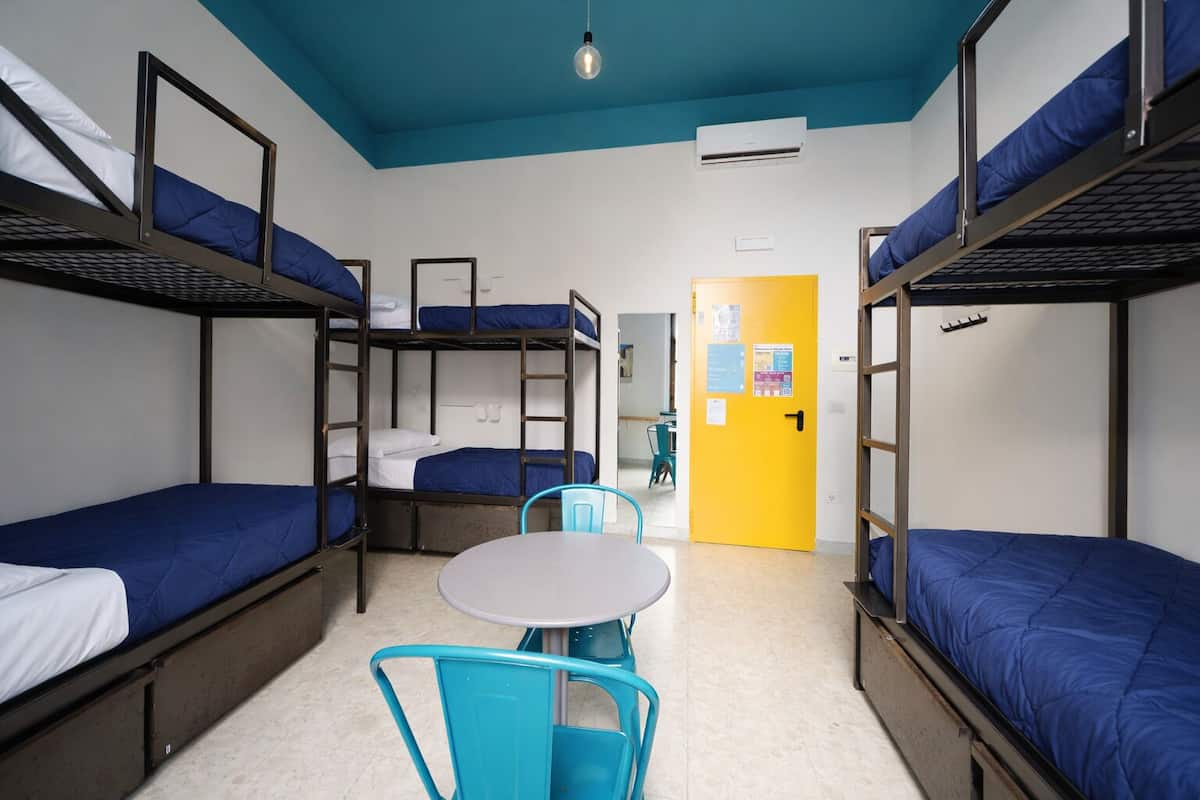 Skrivebord, skrivebord for bærbar PC, wi-fi (inkludert) og sengetøy