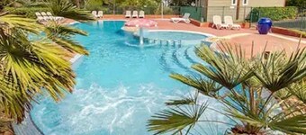 Air-conditioned chalet for 6, quiet with pool and parking