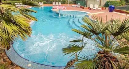 Air-conditioned chalet for 6, quiet with pool and parking