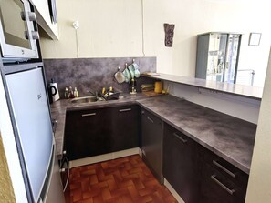 Mikrobølgeovn, ovn, oppvaskmaskin og kaffetrakter/tekoker