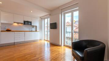 32-inch flat-screen TV with cable channels, TV