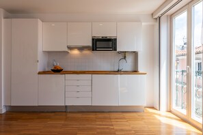 Køleskab, mikrobølgeovn, kogeplade, brødrister
