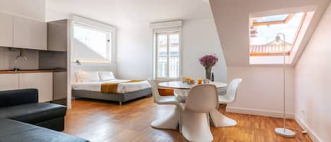 Departamento urbano | Área de sala de estar | Televisión de pantalla plana de 32 pulgadas con canales por cable