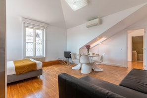 Appartement Ville | Coin séjour | Télévision à écran plat de 32 pouces avec chaßnes par cùble, télévision