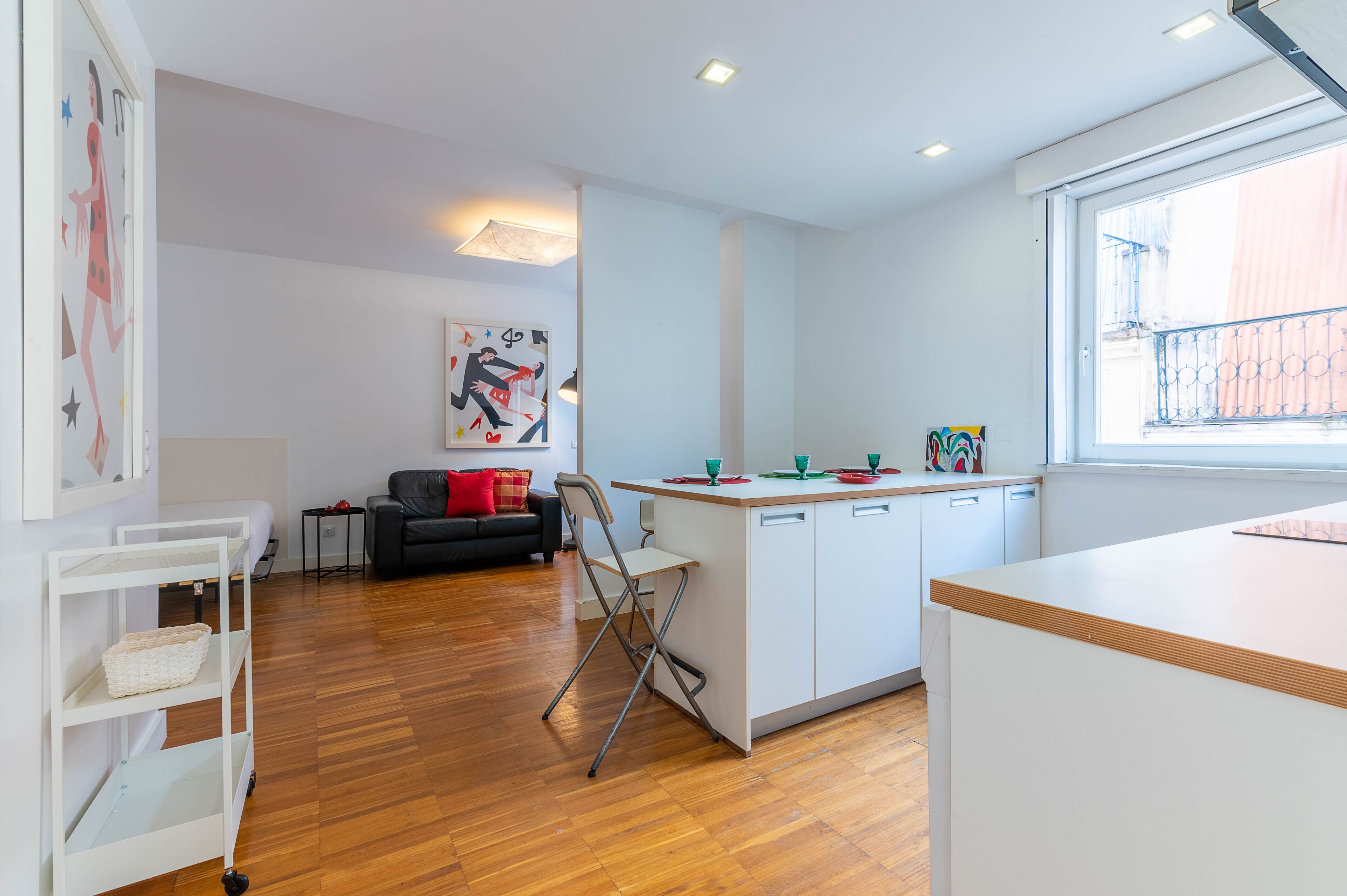 Ein modernes Apartment mit Küche, Essbereich und Wohnzimmer.