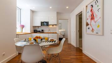 Premier Apartment | Living area | 32-inch flat-screen TV with cable channels, TV