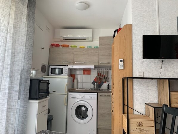 Kühlschrank, Mikrowelle, Wasserkocher mit Kaffee-/Teezubehör, Toaster