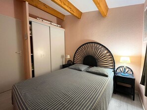 2 bedrooms, Internet - Air-conditioned villa for 6 with pool and parking near beach (Cap d'Agde)