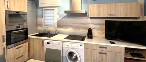 Mikrobølgeovn, ovn, kokeplater og oppvaskmaskin