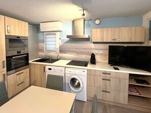 Microwave, oven, stovetop, dishwasher - Air-conditioned villa for 6 with pool and parking near beach (Cap d'Agde)