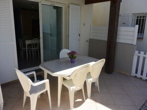 Outdoor dining - Air-conditioned villa for 6 with pool and parking near beach (Cap d'Agde)